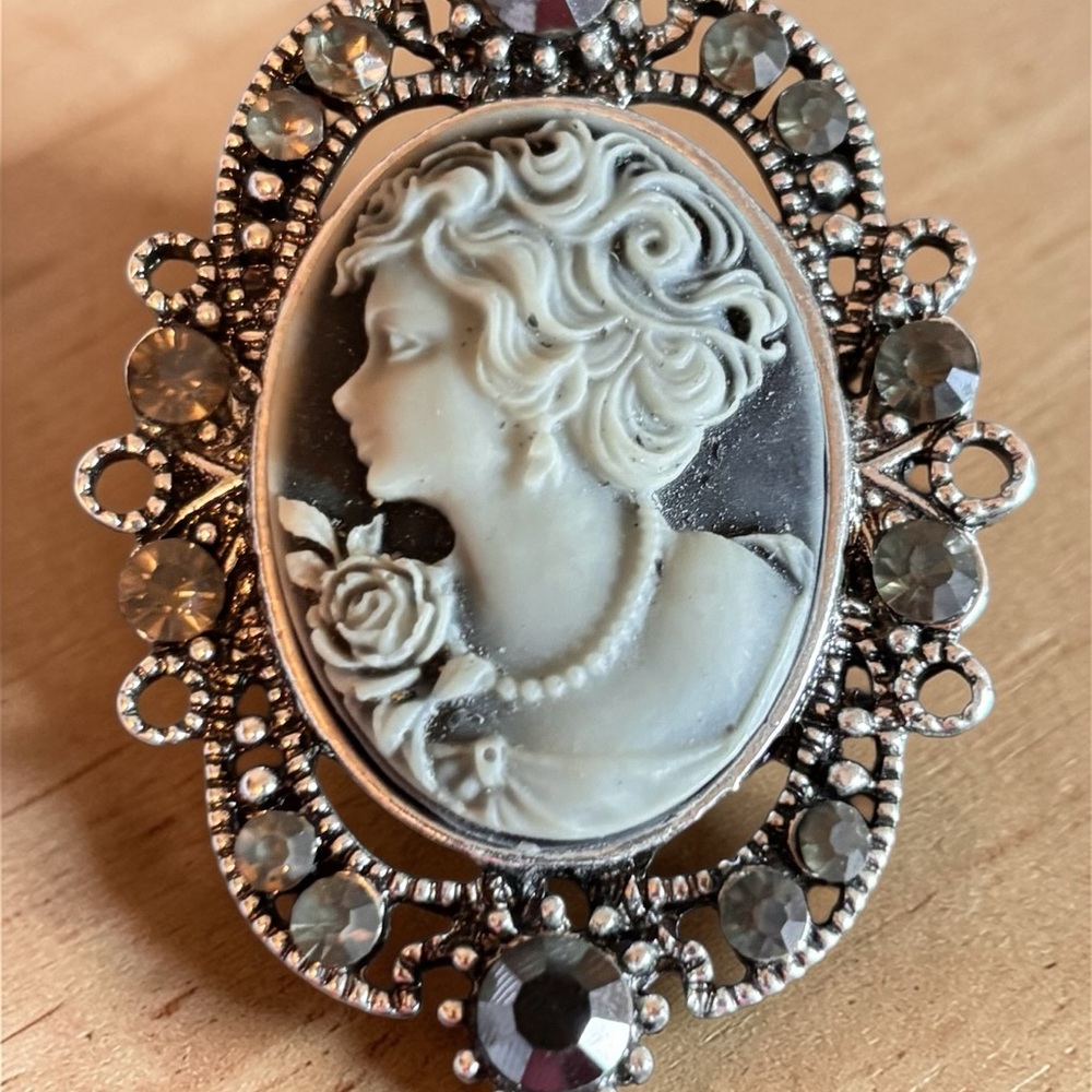 Vintage Style Silver Tone White
Agate Cameo Brooch - Picture 3 of 4